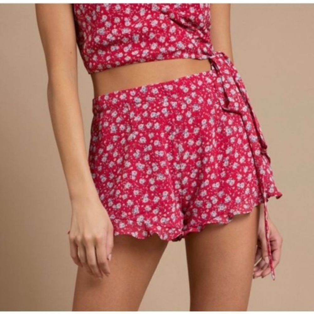 Tobi floral print ruffle shorts hi rise red medium festival concert travel pinup